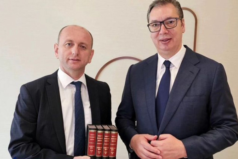 "OVO NIJE LIČNA BORBA ALEKSANDRA VUČIĆA VEĆ SVIH NAS"  Milan Knežević: Dižemo glavu i gledamo silnike u oči da im kazemo: Dosta je!