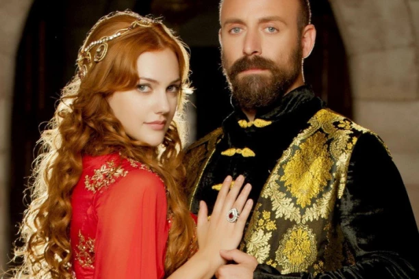 ŠOK LICE HUREM NA KANSKOM FESTIVALU: Slike izbliza pokazuju koliko se promenila, mnoge zaintirigiralo kako je OVO postigla (FOTO)