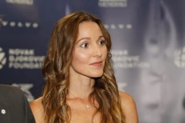 JELENA ĐOKOVIĆ ZABLISTALA U SVOM PUNOM SJAJU: Mamila je uzdahe u prefinjenoj i jednostavnoj kombinaciji.