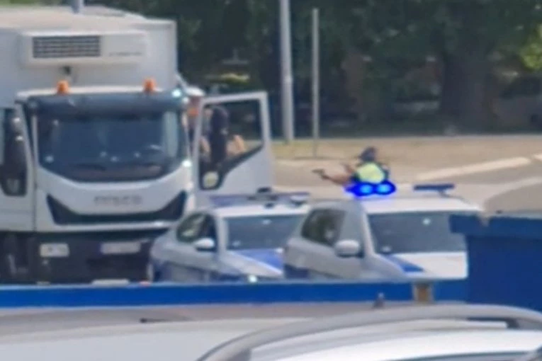 DRAMA U ZEMUNU! Policijci opkolili kamion i uz pretnje pištoljima isterali MUŠKARCA NAPOLJE! (VIDEO)