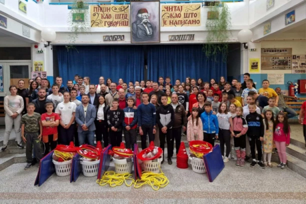 STIGLA SPORTSKA OPREMA U BUJANOVAC! Štefanek: Cilj je da svako dete ima uslove za bavljenje fizičkom aktivnošću!