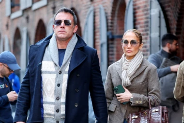 DŽENIFER LOPEZ IGNORIŠE GLASINE O RAZVODU OD BENA: U svakoj prilici pokazuje prsten koji je dobila od Afleka