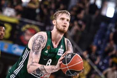 CENTAR PANATANAIKOSA HOSPITALIZOVAN: Morao hitno da napusti meč, doktori pokušavaju da utvrde šta je problem!