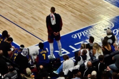 O ČEMU LI RAZMIŠLJA? Izraz lica koji sve govori - Nikola Jokić nije mogao da poveruje šta se dešava na parketu! (FOTO)