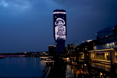 KULA BEOGRAD ZASIJALA U ČAST DESANKE MAKSIMOVIĆ: Lik slavne pesnikinje na najvišoj zgradi u regionu!