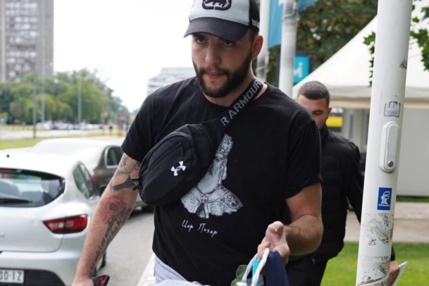 HITNO OGLAŠAVANJE VELJKA RAŽNATOVIĆA NAKON VESTI DA JE PRETUČEN! Cecin sin umire od smeha zbog lažnog članka o prebijanju!