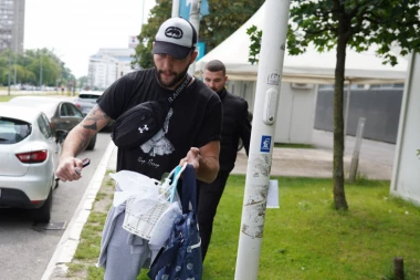 VELJKO STIGAO U PORODILIŠTE: Bogdana i mali Isaija danas izlaze iz bolnice, evo šta je ponosni tata DONEO!