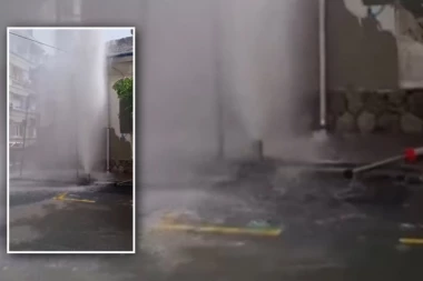GEJZIR U ULICI PATRIJARHA VARNAVE! Voda šiklja na sve strane! (VIDEO)