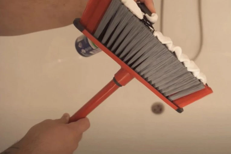 STAVILA PENU ZA BRIJANJE NA METLU I DOBILA NEVEROVATAN REZULTAT: Ovaj trik morate da isprobate!