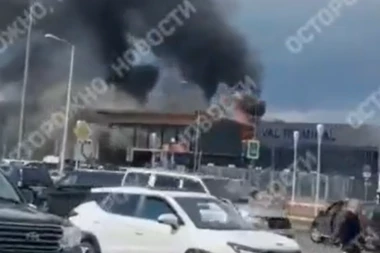 GORI RUSKI AERODROM: Vatrogasne ekipe krenule u akciju (VIDEO)