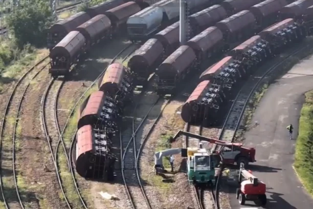 UPALJEN CRVENI ALARM! ŠTA JE OVO LJUDI?! Vetar OLUJNE jačine oborio vagone na teretnim vozovima! Udari su stravični, ali to nije ONO NAJGORE! (VIDEO)