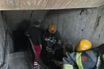 SLIKE DRAMATIČNE AKCIJE SPASAVANJA LJUDI POSLE SUDARA VOZOVA! Hitna nije mogla da priđe, povređene izvlačili kroz evakuacioni izlaz! SAMO 1 OD STO ZNA ČEMU ON SLUŽI! (FOTO/VIDEO)