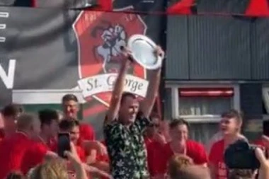 CIRKUS U HOLANDIJI - OVO JE TENDENCIOZNO SUĐENJE! Isključio četiri fudbalera, produžio utakmicu 15 minuta, PA SLAVIO TITULU S NAVIJAČIMA!