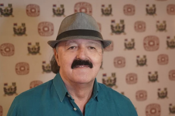 POJAVILA SE JEDINA SLIKA HARISA DŽINOVIĆA BEZ ŠEŠIRA: Evo šta se zapravo krije ispod, ljudi su u ŠOKU zbog ovog prizora!