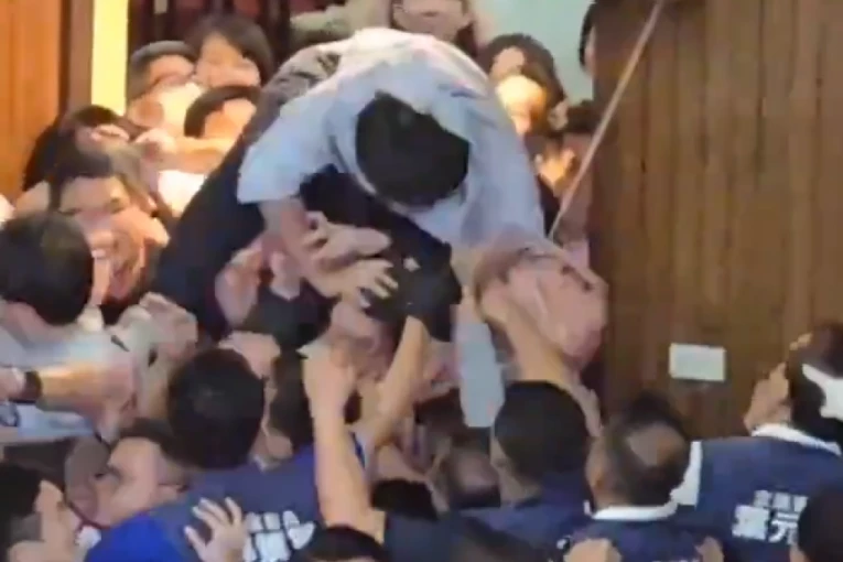 NEVIĐENO LUDILO I HAOS: Nezapamćena tuča u parlamentu - jurili jedni druge, skakali preko stolova i obarali kolege (VIDEO)