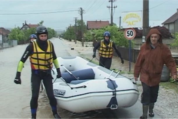 "MESECIMA SMO ŽIVELI NA PLOČI ŠTALE, DO KUĆE SMO PRILAZILI ČAMCIMA"! Strašna svedočenja Čačana nakon poplava koje su ih zadesile pre 10 godina! (FOTO)
