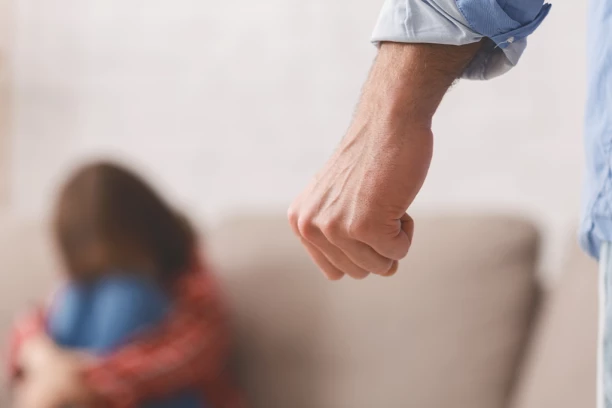 ŽENA KRVNIČKI PRETUČENA U UROŠEVCU! Otišla kod frizera, muž joj priredio pakao kada se vratila!