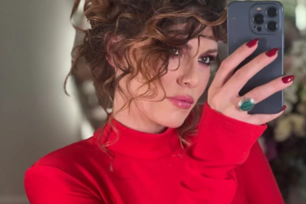 NAŠA GLUMICA BLISTA U DRUGOM STANJU: Podelila fotke u uskoj haljini, trudnički stomak u prvom planu! (FOTO)