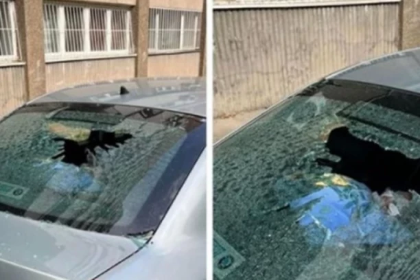 BACILI PUNU KESU SMRZNUTOG MESA SA PROZORA: Polupala parkiran auto (FOTO)
