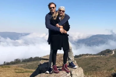 OVAJ MOĆNIK STOJI IZA VODITELJKE RTS: Krije ga od očiju JAVNOSTI, a evo ko je i čime se bavi (FOTO)