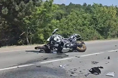 MOTOCIKLISTA ULETEO MEĐU LJUDE, PETORO POVREĐENO, MEĐU NJIMA I DETE! Užas u gradu, policija privela vozača!