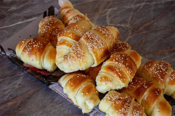 IMA LI ŠTA BOLJE? Vruće kiflice sa sirom, slaninom i mladim lukom