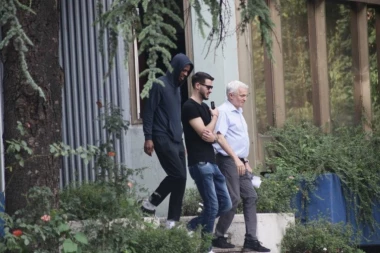 EKSKLUZIVNI SNIMAK: NANELI NAPUSTIO POLICIJSKU STANICU! Čeka se dolazak Lazarevića (FOTO+VIDEO)