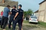 GRUPA LJUDI NAPALA POLICAJCA: Dramatična scena u Pančevu! (VIDEO)