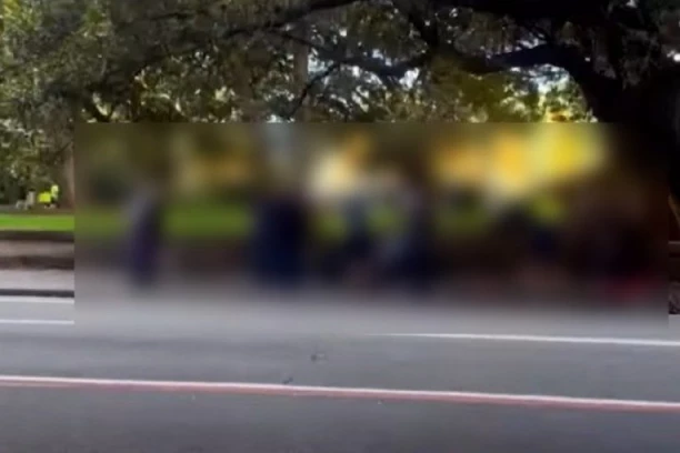 HOROR U CENTRU GRADA! Ubo policajca tri puta NOŽEM u glavu! Napadač traži da ga upucaju! (VIDEO)