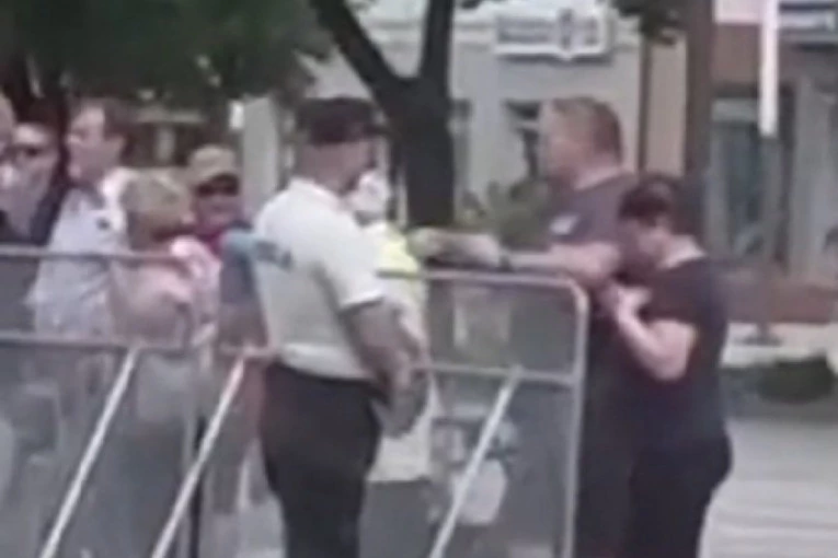 ISPLIVAO SNIMAK ATENTATA NA FICA KOJI MENJA SVE! Ko su ovo dvoje ljudi i šta to rade pre napada? SLOVAČKA PONOVO NA NOGAMA (VIDEO)