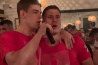 TOPIĆ UZEO MIKROFON I ZAPEVAO TEU, PA DOBIO PSOVKU: Urnebesna scena na proslavi titule (VIDEO)