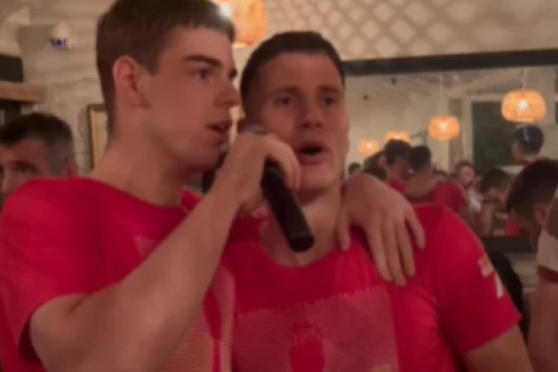 TOPIĆ UZEO MIKROFON I ZAPEVAO TEU, PA DOBIO PSOVKU: Urnebesna scena na proslavi titule (VIDEO)