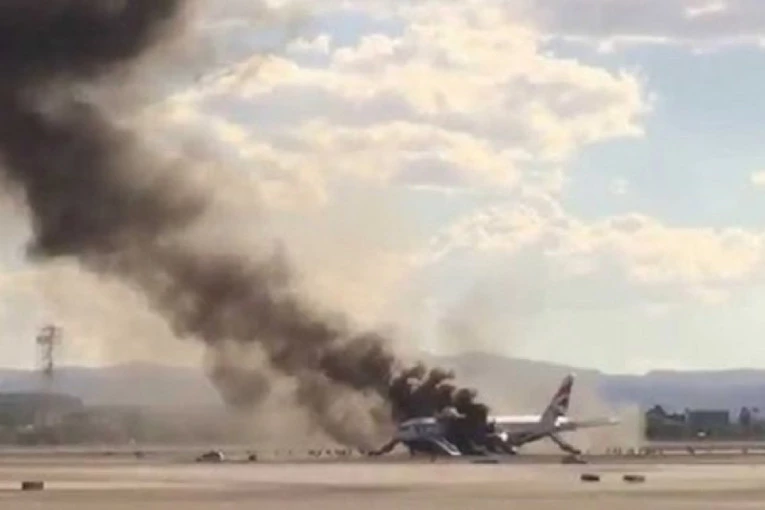 GLEDALI SMRTI U OČI I PLAKALI: Putnici u avionu ostali bez reči kada se iznenada ZAPALIO MOTOR! Usledila je neviđena drama (VIDEO)