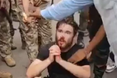 KLEČI NA PODU I MOLI ZA ŽIVOT: Uhvaćen CIA agent u pokušaju da izvede državni udar! Uznemirujući kadrovi obišli planetu (VIDEO)