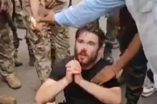 KLEČI NA PODU I MOLI ZA ŽIVOT: Uhvaćen CIA agent u pokušaju da izvede državni udar! Uznemirujući kadrovi obišli planetu (VIDEO)