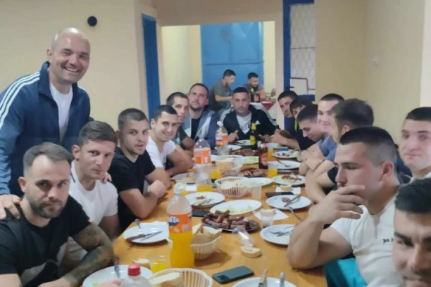 ODLIČNA ATMOSFERA NA PREPUNIM TRIBINAMA: OFK Aranđelovac nastavlja da niže odlične partije! (VIDEO)