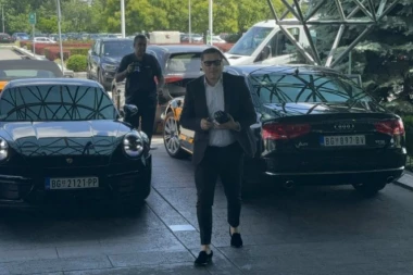 ACO PEJOVIĆ STIGAO NA PROMOCIJU U BESNOM PORŠEU: Svima pale vilice kad su ugledali pevača u autu vrednom 150.000 evra! (VIDEO)