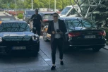 ACO PEJOVIĆ STIGAO NA PROMOCIJU U BESNOM PORŠEU: Svima pale vilice kad su ugledali pevača u autu vrednom 150.000 evra! (VIDEO)