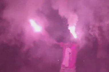 ZVEZDINI STRANCI NAPRAVILI ŠOU! Jago BAKLJADOM RAZGALIO delije, a onda se UMEŠAO i Tompkins! Nezapamćeni SPEKTAKL! (VIDEO)