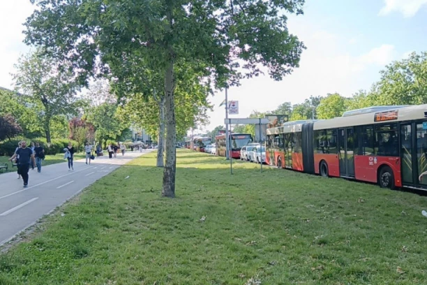 KOLAPS NA NOVOM BEOGRADU: Ljudi izlaze iz prevoza, kolone vozila stoje nepomično (FOTO+VIDEO)