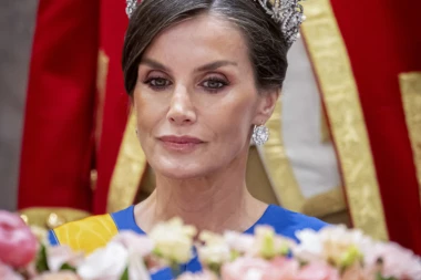 KRALJICA LETICIJA IZGRMELA OPASNO! Prošetala sa ćerkama i svekrvom, a izgleda WOW! (FOTO)