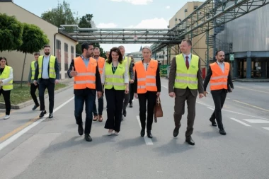 Ministar Momirović i ambasadorka Danske u Srbiji posetili Carlsbergovu pivaru u Čelarevu