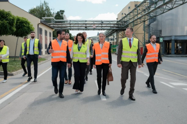 Ministar Momirović i ambasadorka Danske u Srbiji posetili Carlsbergovu pivaru u Čelarevu