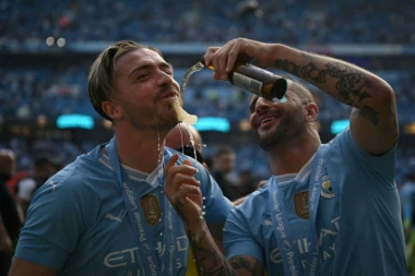 FUDBALERI SITIJA ZA SVE PARE PROSLAVILI TITULU: Griliš ponovo pokazao koliko može da popije!