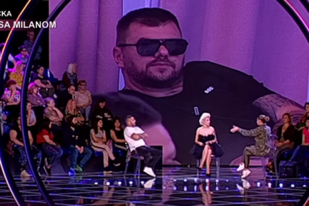 JANJUŠ POSLAO ASMINU PORUKU USRED EMISIJE: Kamera uhvatila šta je uradio, o njegovom ŠOK GESTU svi pričaju (FOTO)