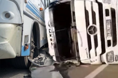 SUDAR KAMIONA I AUTOBUSA KOD OBRENOVCA: Vozač nastradao, ima povređenih! (FOTO)
