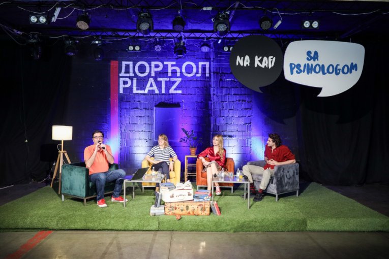 Učesnici tribine Na kafi sa psihologom 