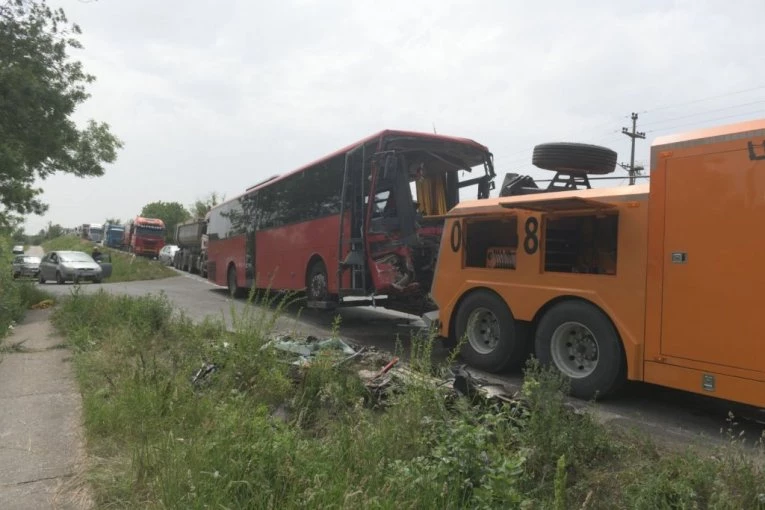 STRAVIČAN SUDAR KAMIONA I AUTOBUSA: Najmanje 16 poginulih, život u požaru izgubila i oba vozača