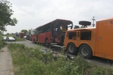 STRAVIČAN SUDAR KAMIONA I AUTOBUSA: Najmanje 16 poginulih, život u požaru izgubila i oba vozača