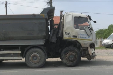 VOZAČ KAMIONA BIO POD DEJSTVOM DROGE! Izazvao nesreću u Obrenovcu, zakucao se u autobus pun putnika!